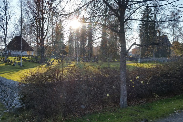 Hautausmaa 26.10.16 haravointitalkoot 1.jpg
